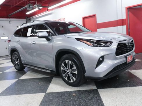 Used 2022 Toyota Highlander XLE image 2