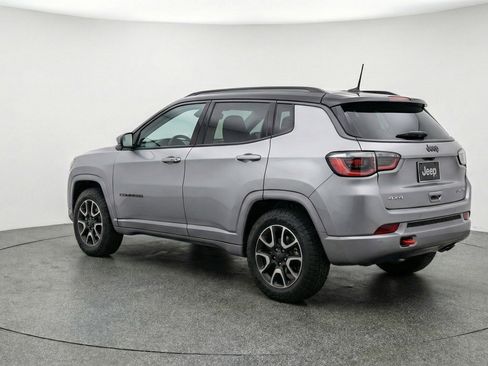 Used 2025 Jeep Compass Trailhawk AWD/4WD image 6