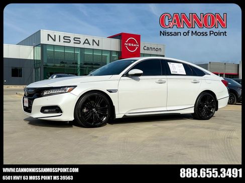 Used 2018 Honda Accord Touring image 1