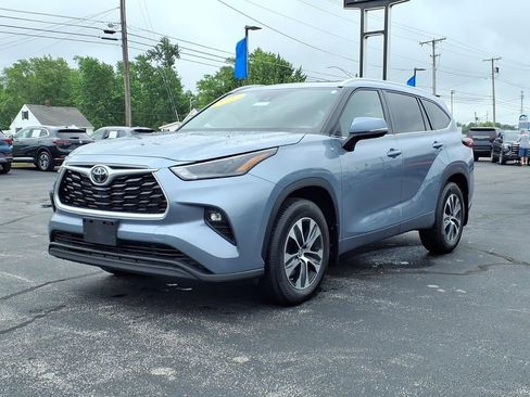 Used 2022 Toyota Highlander XLE AWD/4WD image 3