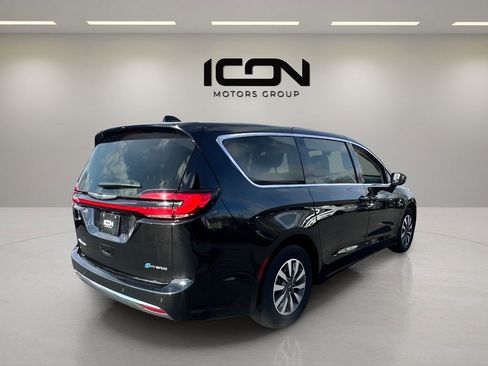 Used 2024 Chrysler Pacifica Select image 7