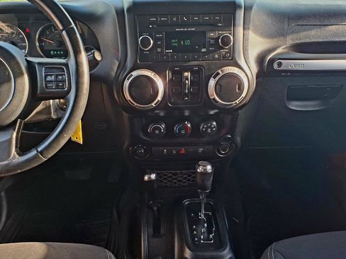 Used 2018 Jeep Wrangler Unlimited Sahara w/ Connectivity Group AWD/4WD image 12