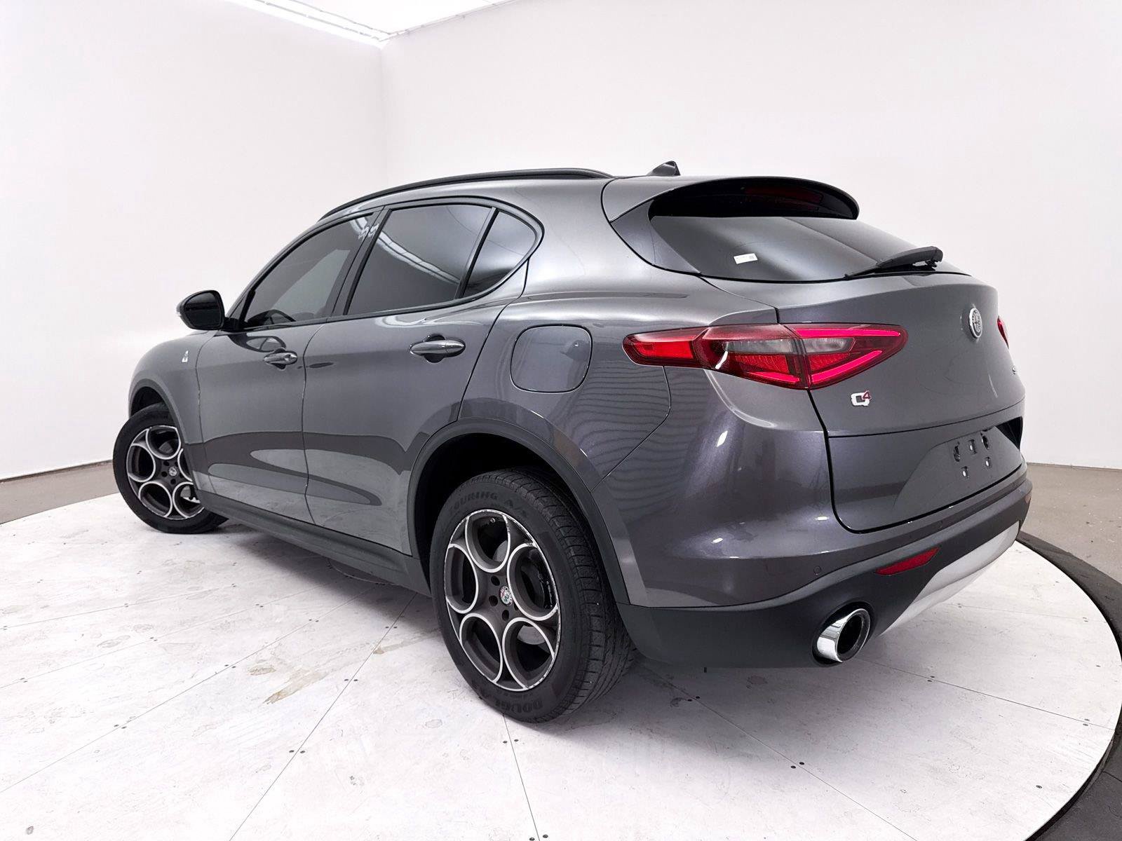 Used 2018 Alfa Romeo Stelvio Sport w/ Quick Order Package 22J Sport AWD/4WD image 2