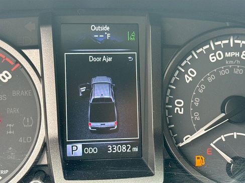 Used 2022 Toyota Tacoma TRD Sport w/ Technology Package image 12