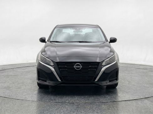 Used 2025 Nissan Altima 2.5 SV FWD image 2