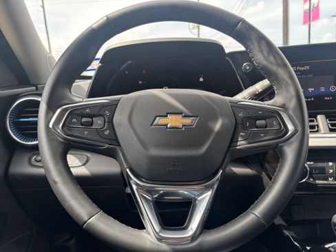 Used 2025 Chevrolet Trax LT w/ LT Convenience Package FWD image 27