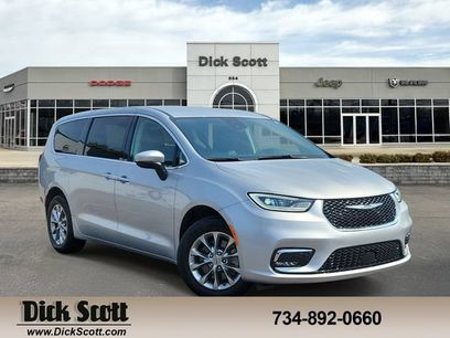 Used 2023 Chrysler Pacifica Touring-L