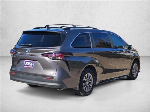 Used 2023 Toyota Sienna XLE image 5
