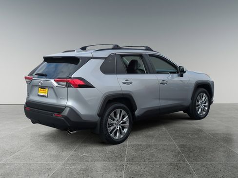 Used 2021 Toyota RAV4 XLE Premium image 5