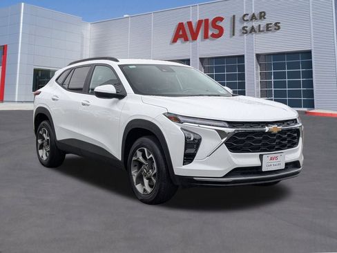 Used 2025 Chevrolet Trax LT w/ LT Convenience Package image 9