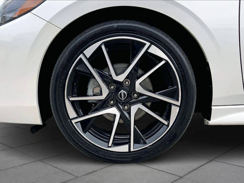 Used 2024 Nissan Sentra SR w/ SR Premium Package image 10