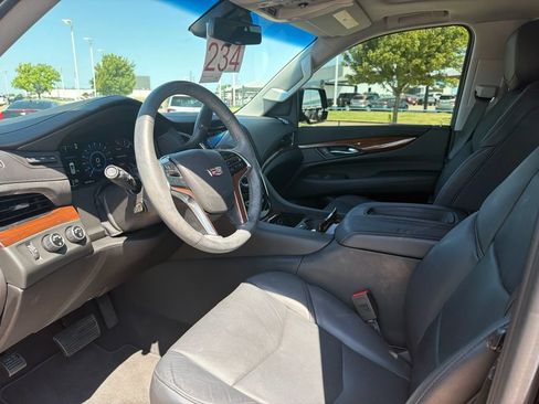 Used 2018 Cadillac Escalade Luxury AWD/4WD image 7