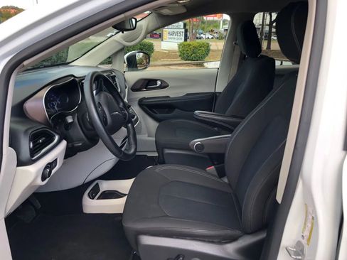 Used 2021 Chrysler Voyager LX FWD image 12