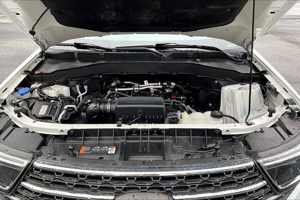Used 2024 Ford Explorer XLT w/ Equipment Group 202A AWD/4WD image 34