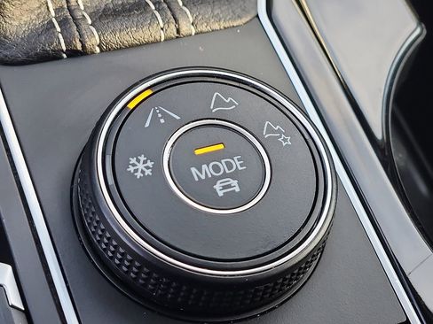 Used 2023 Volkswagen Atlas SE image 23