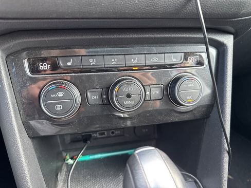 Used 2019 Volkswagen Tiguan SE image 16