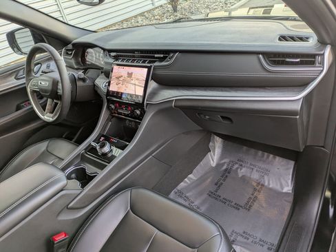 Used 2024 Jeep Grand Cherokee Limited w/ Black Appearance Package image 33