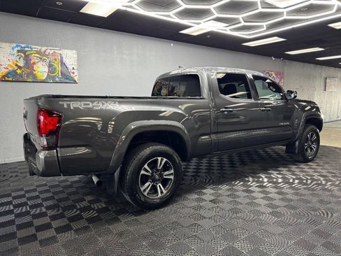Used 2018 Toyota Tacoma TRD Sport AWD/4WD image 15
