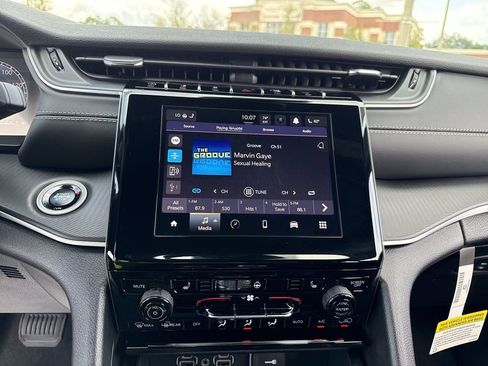 New 2025 Jeep Grand Cherokee Laredo X w/ Luxury Tech Group I image 23