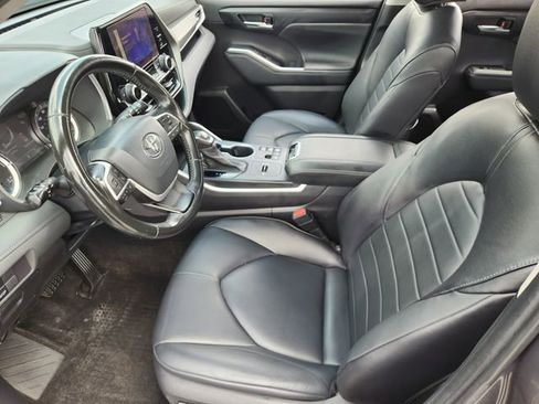 Used 2023 Toyota Highlander XLE AWD/4WD image 11