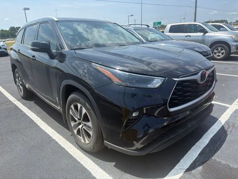 Used 2022 Toyota Highlander XLE FWD image 2