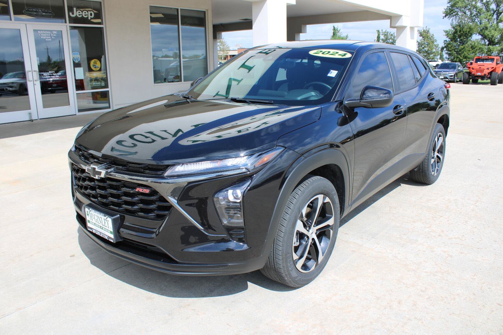 Used 2024 Chevrolet Trax RS FWD image 2