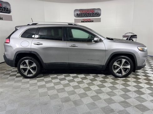 Used 2019 Jeep Cherokee Limited w/ Luxury Group image 3
