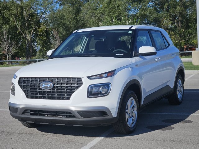 Used 2026 Hyundai Venue SE FWD image 3