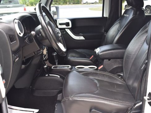 Used 2016 Jeep Wrangler Unlimited Rubicon w/ Connectivity Group image 8