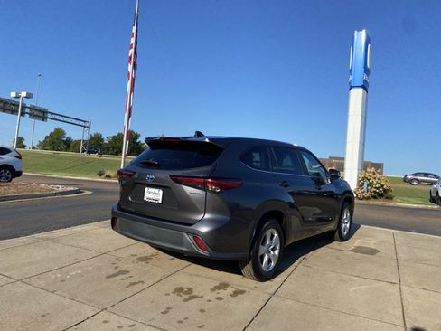 Used 2023 Toyota Highlander LE FWD image 11