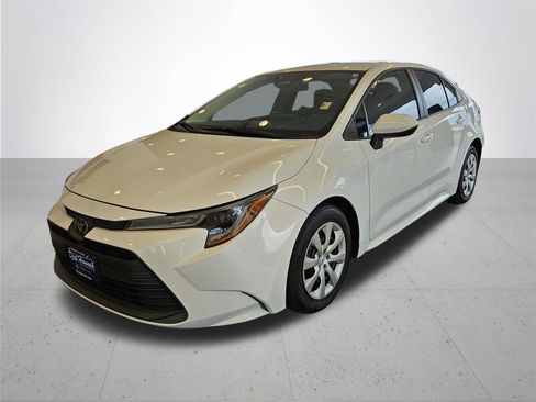 Used 2024 Toyota Corolla LE FWD image 2