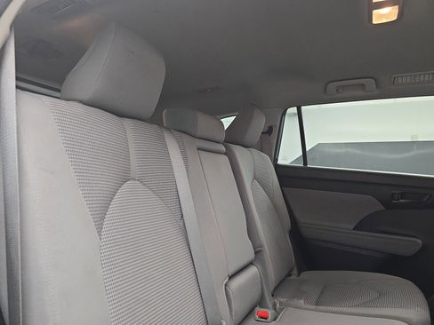 Used 2024 Toyota Highlander LE image 31