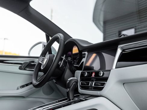 Certified 2026 Porsche Macan AWD/4WD image 45