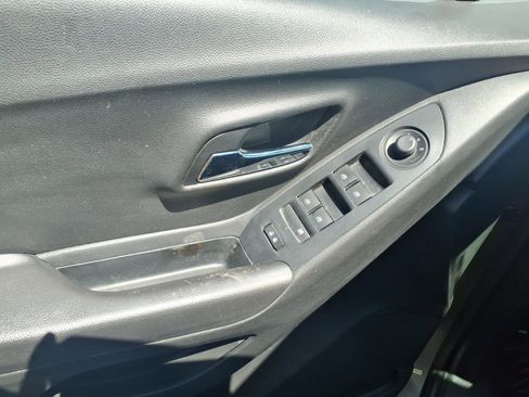 Used 2020 Chevrolet Trax LT w/ LT Convenience Package FWD image 11