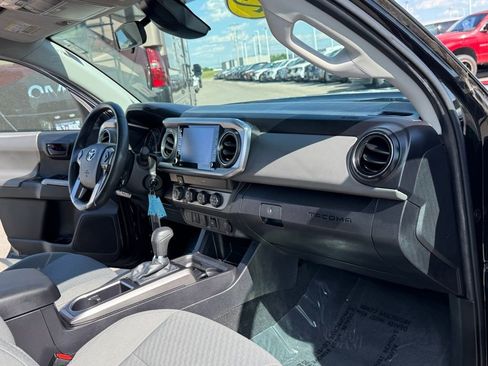 Used 2022 Toyota Tacoma SR5 w/ SR5 Appearance Package (SM) AWD/4WD image 15