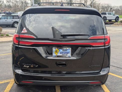 Used 2025 Chrysler Pacifica Limited FWD image 4
