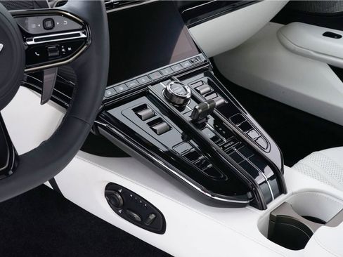 Used 2025 Aston Martin V8 Vantage Coupe image 28