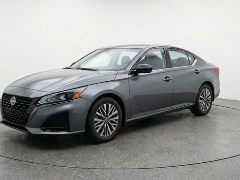 Used 2025 Nissan Altima 2.5 SV image 3