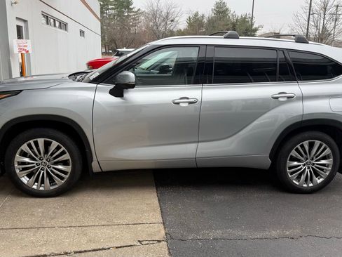 Used 2025 Toyota Highlander Platinum image 1