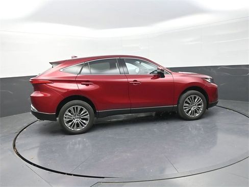 Used 2024 Toyota Venza XLE image 9