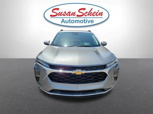 Used 2025 Chevrolet Trax LT FWD image 20