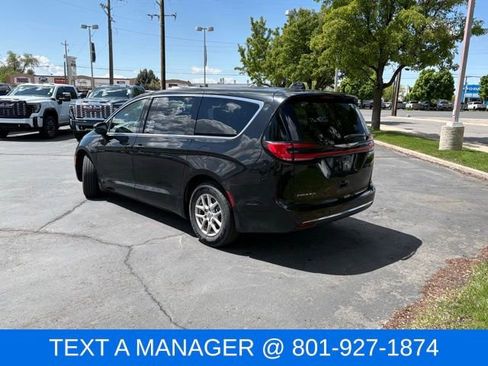 Used 2023 Chrysler Pacifica Touring-L FWD image 4