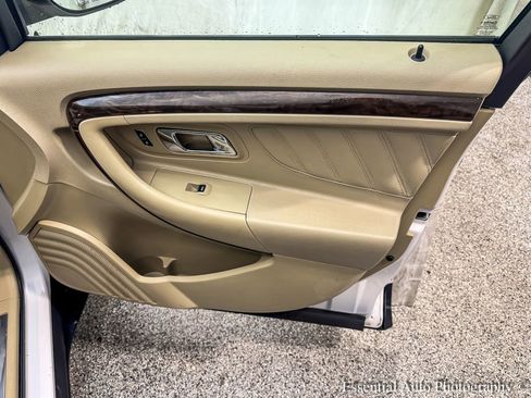 Used 2017 Ford Taurus Limited image 26