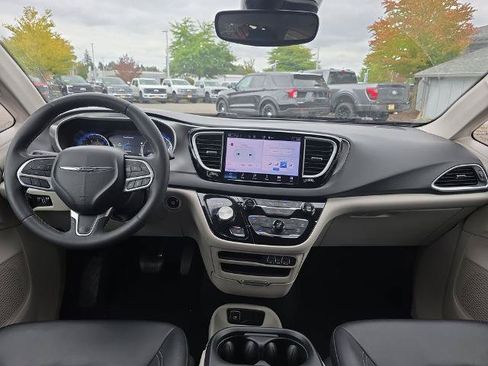Used 2024 Chrysler Pacifica Touring-L FWD image 6