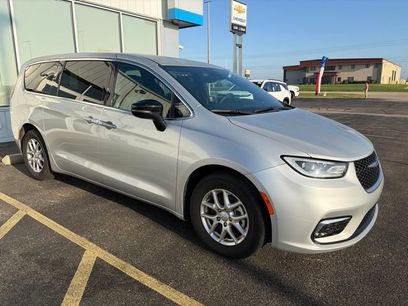 Used 2026 Chrysler Pacifica Select
