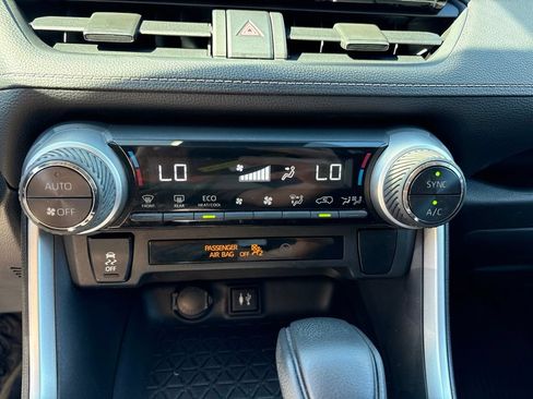 Used 2019 Toyota RAV4 LE w/ Carpet Mat Package AWD/4WD image 21