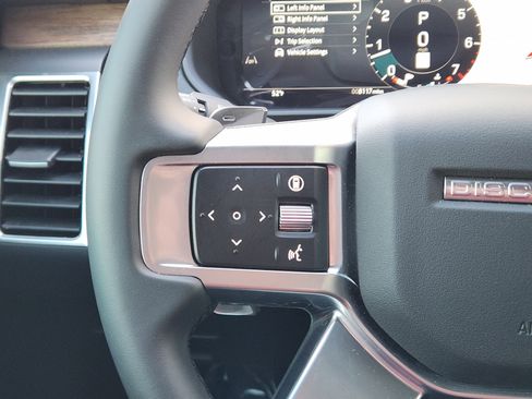 Certified 2025 Land Rover Discovery S image 31