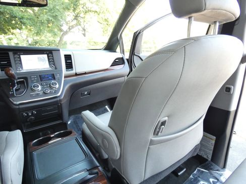 Used 2018 Toyota Sienna Limited image 49