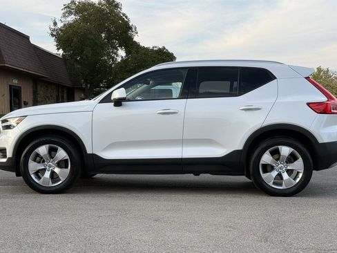 Used 2022 Volvo XC40 T4 Momentum image 2