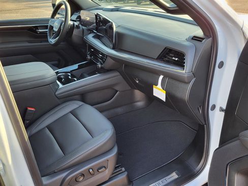 New 2026 Chevrolet Suburban LT image 9